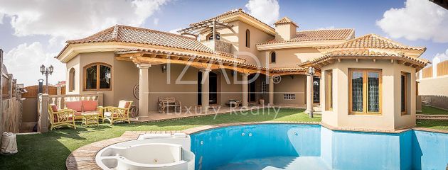 Foto 1 de Chalet en venta en Buenavista-Rosa Vila de 5 habitaciones con terraza y piscina