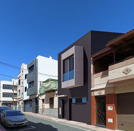 Foto 1 de Casa adosada en venta en calle Carlos I de 3 habitaciones con terraza y piscina