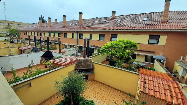Foto 1 de Casa en venda a Universidad - Los Lirios de 4 habitacions amb terrassa i garatge