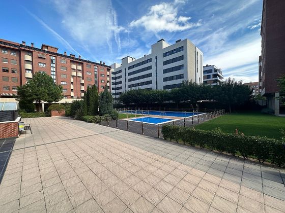 Foto 2 de Piso en venta en Cascajos - Piqueras de 3 habitaciones con terraza y piscina