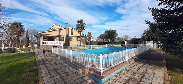 Foto 1 de Venta de chalet en Albelda de Iregua de 6 habitaciones con terraza y piscina
