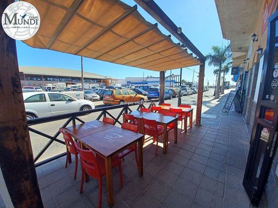 Foto 1 de Alquiler de local en Corralejo con terraza