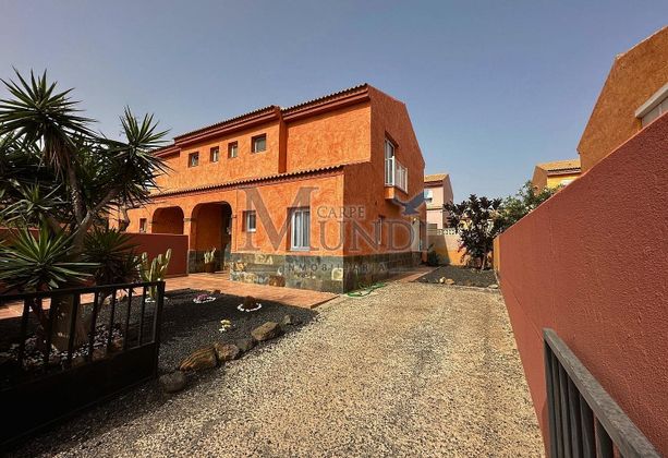 Foto 1 de Casa adossada en venda a Corralejo de 3 habitacions amb jardí i balcó