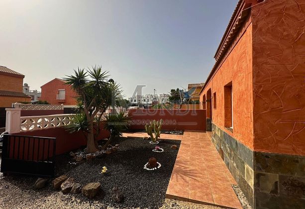 Foto 2 de Venta de casa adosada en Corralejo de 3 habitaciones con jardín y balcón