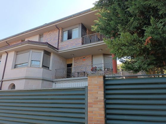 Foto 1 de Casa adossada en venda a calle Vicente Zapirain de 4 habitacions amb terrassa i garatge