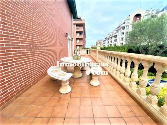 Foto 2 de Casa adossada en venda a avenida Chinchapapa de 7 habitacions amb terrassa i piscina