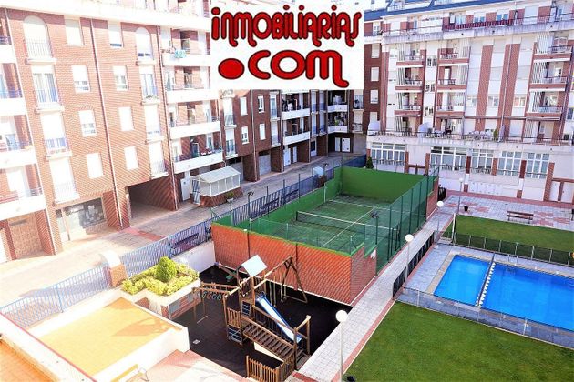 Foto 1 de Pis en venda a calle Pintor Eleazar Ortiz de 2 habitacions amb terrassa i piscina