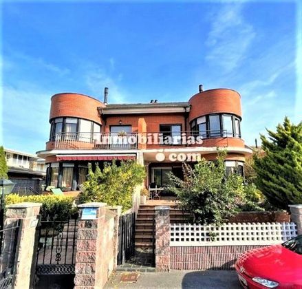 Foto 2 de Casa adossada en venda a calle Paco Labiano de 3 habitacions amb terrassa i piscina