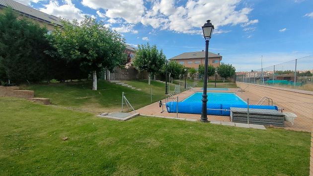 Foto 2 de Casa adossada en venda a Sonsoles de 4 habitacions amb piscina i jardí