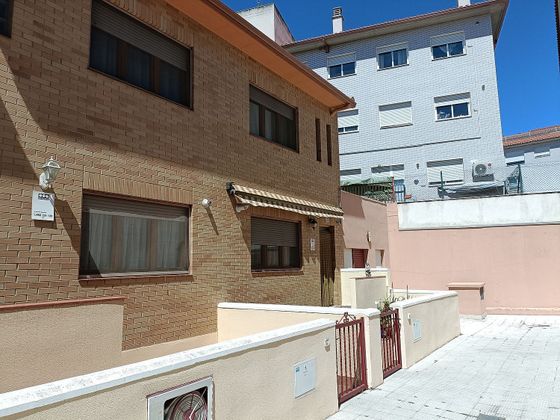 Foto 2 de Casa en venda a Puebla de Alfindén (La) de 3 habitacions amb terrassa i piscina