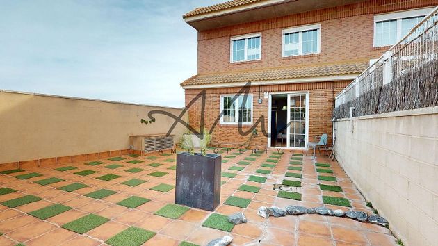 Foto 1 de Casa en venda a calle Miguel Servet de 4 habitacions amb terrassa i piscina
