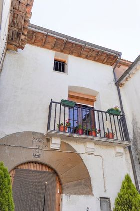 Foto 2 de Casa adossada en venda a calle Mayor de 7 habitacions amb terrassa i jardí