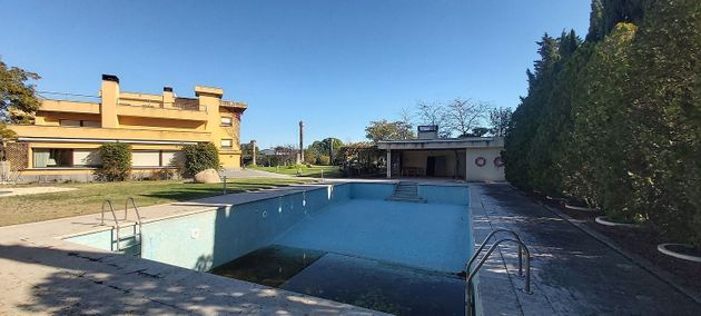 Foto 1 de Chalet en venta en urbanización Maitena de 9 habitaciones con terraza y piscina
