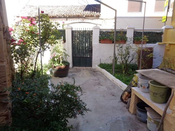 Foto 1 de Casa adossada en venda a plaza La de 7 habitacions amb terrassa i jardí