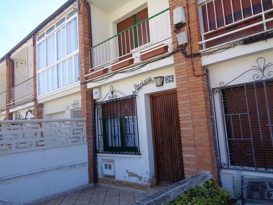 Foto 2 de Venta de casa adosada en calle El Monte de 2 habitaciones con terraza y balcón
