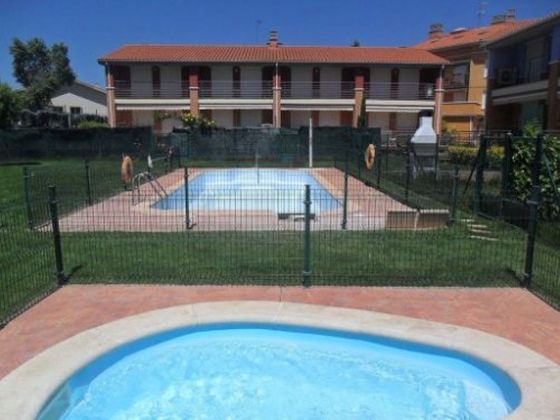 Foto 2 de Casa adosada en venta en Alesanco de 3 habitaciones con terraza y piscina