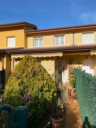 Foto 2 de Casa adossada en venda a calle Los Lagares de 3 habitacions amb terrassa i piscina