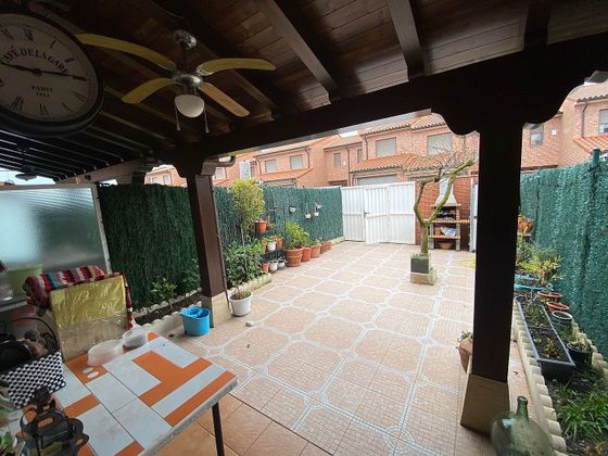 Foto 2 de Casa adossada en venda a avenida De la Rioja de 3 habitacions amb terrassa i piscina