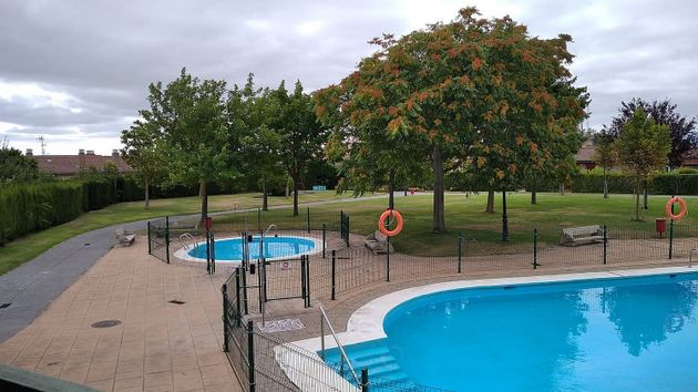 Foto 2 de Piso en venta en Haro de 3 habitaciones con piscina y jardín
