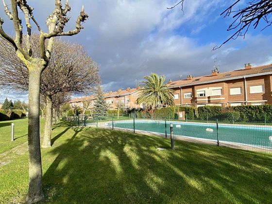 Foto 1 de Xalet en venda a calle San Millán de la Cogolla de 4 habitacions amb terrassa i piscina