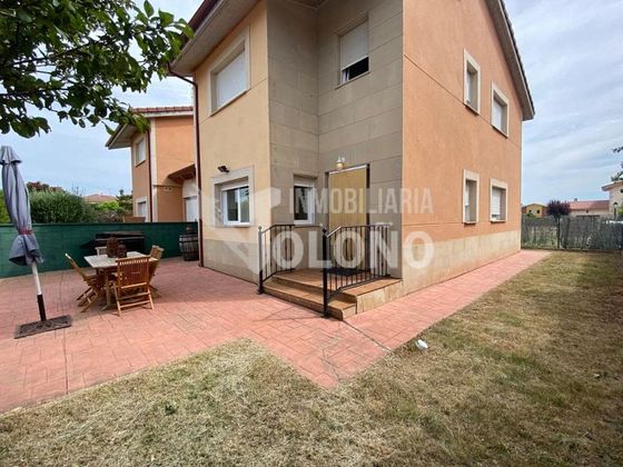 Foto 1 de Casa en venda a calle Cierzo de 4 habitacions amb terrassa i piscina