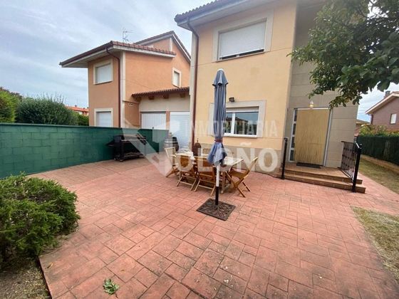 Foto 2 de Casa en venda a calle Cierzo de 4 habitacions amb terrassa i piscina