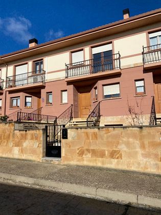 Foto 2 de Casa adossada en venda a calle El Cercado de 4 habitacions amb terrassa i garatge