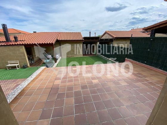 Foto 2 de Casa adossada en venda a Zarratón de 4 habitacions amb terrassa i piscina