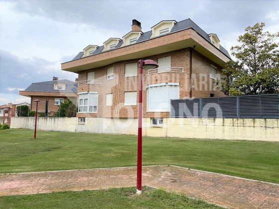Foto 2 de Casa en venda a calle Terreros de 5 habitacions amb terrassa i piscina