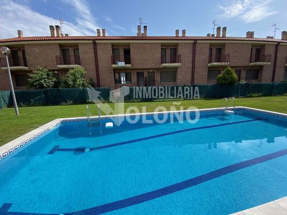 Foto 1 de Casa adosada en venta en calle Najera de 3 habitaciones con terraza y piscina