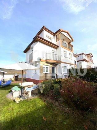 Foto 2 de Casa adosada en venta en calle Mirasierra de 3 habitaciones con terraza y piscina