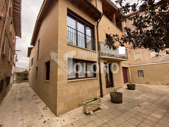 Foto 2 de Chalet en venta en avenida La Rioja de 4 habitaciones con terraza y garaje