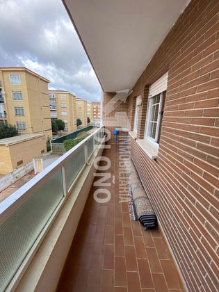 Foto 1 de Piso en venta en calle Camilo Jose Cela de 3 habitaciones con terraza y piscina