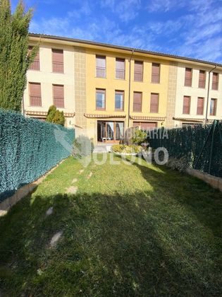 Foto 1 de Casa adossada en venda a calle Alambia de 3 habitacions amb terrassa i piscina