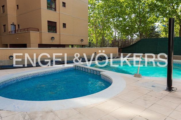 Foto 2 de Pis en venda a calle Juan García Hortelano de 3 habitacions amb terrassa i piscina