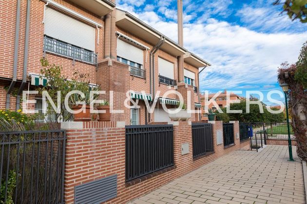 Foto 2 de Casa en venda a calle Valle Inclán de 3 habitacions amb terrassa i garatge