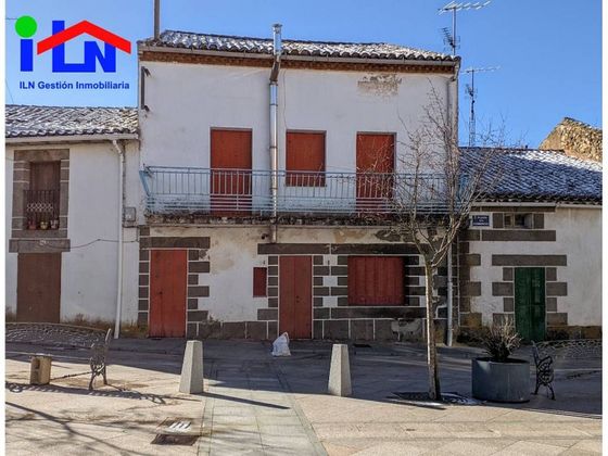 Foto 1 de Casa adossada en venda a calle La Pila de 7 habitacions amb terrassa i balcó
