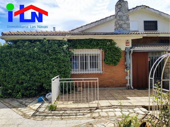 Foto 1 de Venta de casa en Navalperal de Pinares de 4 habitaciones con terraza y jardín
