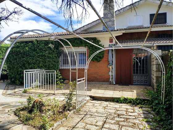Foto 2 de Casa en venda a Navalperal de Pinares de 4 habitacions amb terrassa i jardí