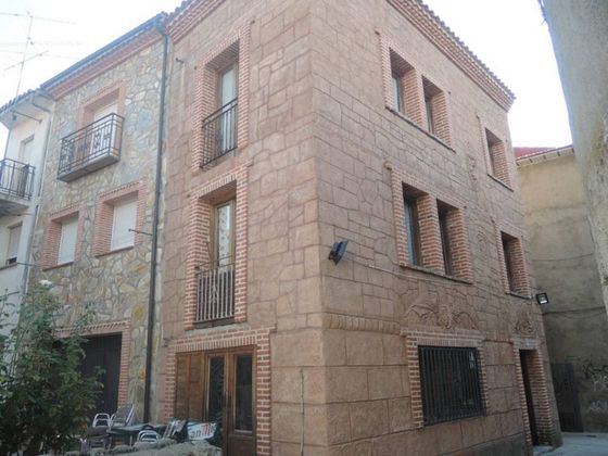 Foto 1 de Casa adossada en venda a Navaluenga de 3 habitacions amb terrassa i piscina