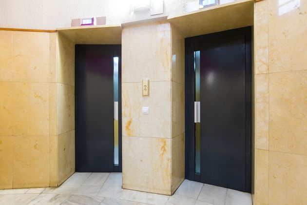 Foto 2 de Pis en venda a Paseo Sagasta de 3 habitacions amb ascensor