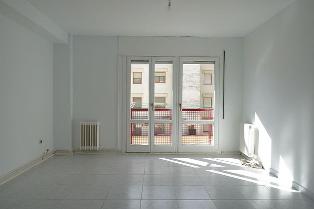 Foto 1 de Venta de piso en calle San Vitorian de 2 habitaciones con garaje y calefacción