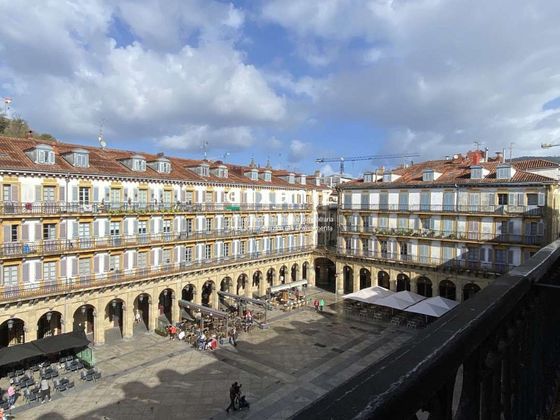 Foto 1 de Pis en venda a plaza Constitución de 4 habitacions amb balcó i ascensor