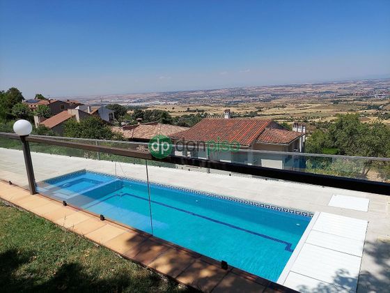 Foto 1 de Casa en venda a El Clavín-Valdeluz de 6 habitacions amb piscina i garatge