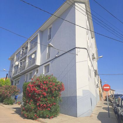 Foto 1 de Venta de piso en calle Almogavares de 3 habitaciones con terraza y garaje