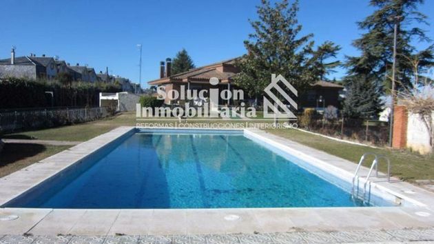 Foto 1 de Xalet en venda a Villares de la Reina de 6 habitacions amb piscina i garatge