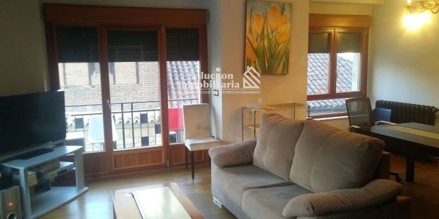Foto 1 de Pis en lloguer a Centro - Salamanca de 3 habitacions amb mobles i balcó