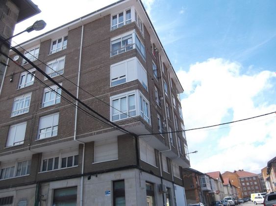 Foto 2 de Venta de piso en calle Jose Maria Pereda de 4 habitaciones con ascensor