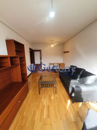 Foto 2 de Alquiler de piso en Huca - Prados de 2 habitaciones con garaje y calefacción