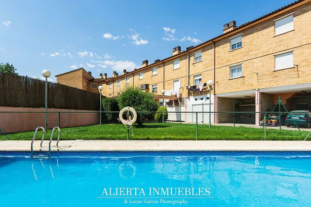 Foto 2 de Casa adossada en venda a Pinseque de 3 habitacions amb piscina i garatge